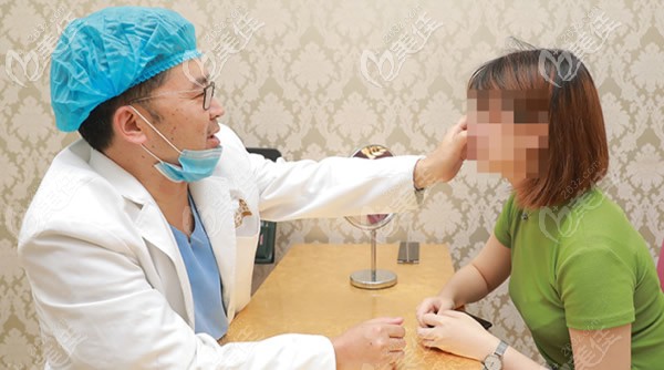 想找王旭明医生做鼻修复或肋骨鼻的妹子23号来苏州美贝尔整形医院找他