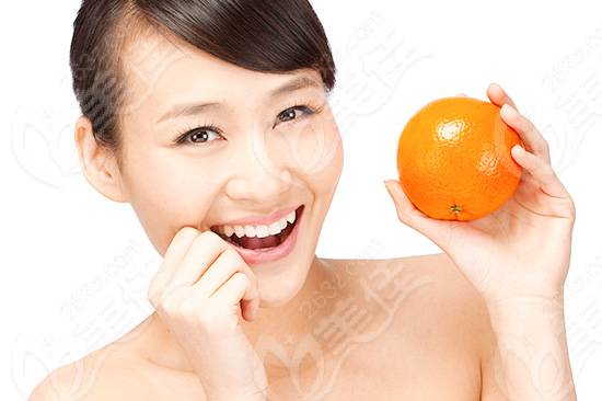杨怡疑玩车震 百变鼻子一天一个样