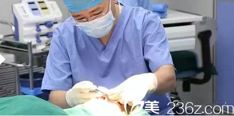 医生精雕细琢隆鼻 医生精雕细琢隆鼻