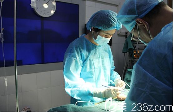 北京丽都医院微笑唇真人案例手术中图片
