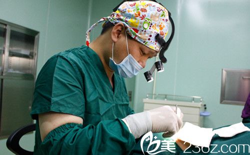 王兴奎院长采用显微镜做眼部整形手术