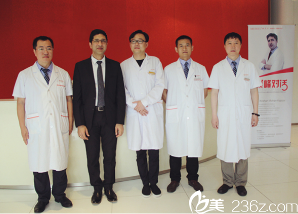 邓龙威与医生学者合影 邓龙威与医生学者合影