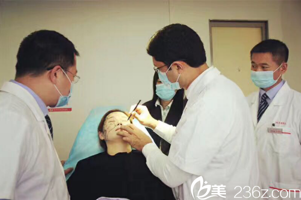 邓龙威与医生交流学习 邓龙威与医生交流学习