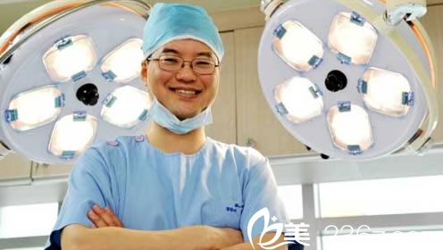 手术室里工作的金炳键院长 手术室里工作的金炳键院长