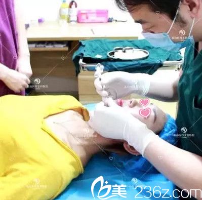 注射玻尿酸隆下巴手术中 注射玻尿酸隆下巴手术中