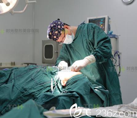 在重庆时光做DBM生态美弧隆鼻术中 在重庆时光做DBM生态美弧隆鼻术中