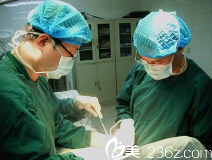 朱洪涛与乳房整形医生亓发芝同台手术 朱洪涛与乳房整形医生亓发芝同台手术