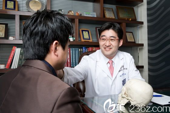 接受爱美者咨询的李硕埈院长