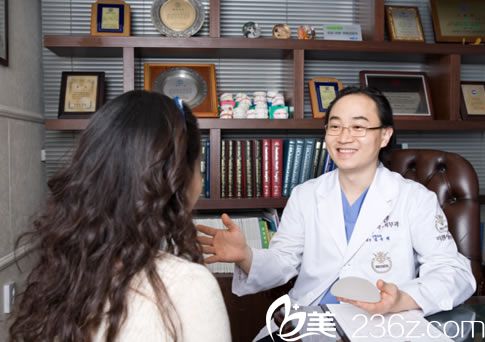 金祐正院长接受爱美者咨询