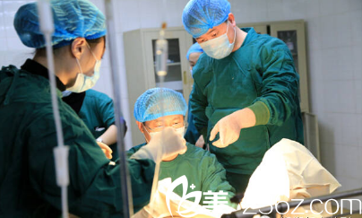王家林医生正在做吸脂手术 王家林医生正在做吸脂手术