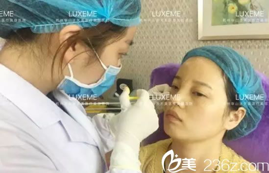 李大琦医生为佩佩注射玻尿酸 李大琦医生为佩佩注射玻尿酸