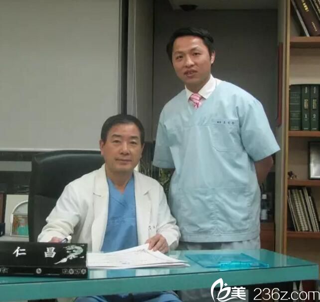 张宾与世界著名眼整形修复，专攻眼整形失败修复的医学医生曹仁昌合影