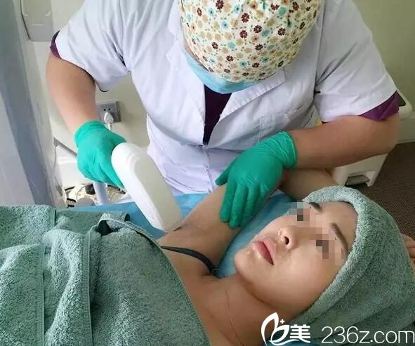 激光脱腋毛手术过程中 激光脱腋毛手术过程中