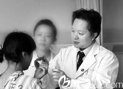 民航上海医院整形外科李青峰检查病人