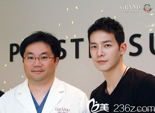 演员Kang Eun Tak与高兰得整形外科柳相旭院长合影 演员Kang Eun Tak与高兰得整形外科柳相旭院长合影
