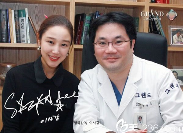 电影导演Lee Sa Gang与高兰得柳相旭院长合影留念 电影导演Lee Sa Gang与高兰得柳相旭院长合影留念