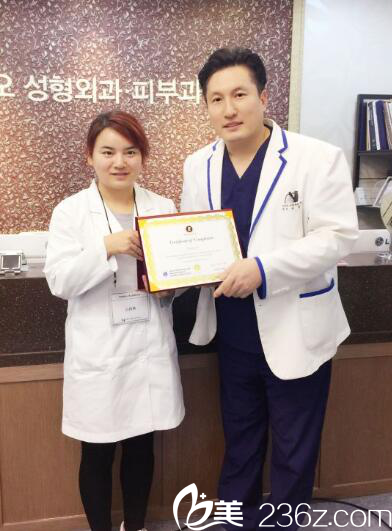 吕丹丹与韩国医生合影