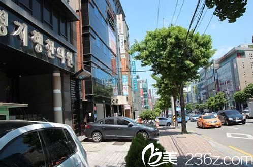 韩国Romian路美颜整形医院大门 韩国Romian路美颜整形医院大门