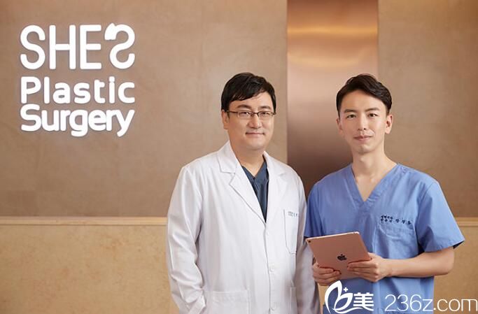 韩国SHE’S整形外科医院医生留影 韩国SHE’S整形外科医院医生留影
