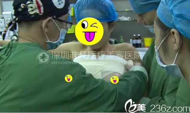 刚做完隆胸手术的样子