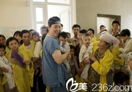 狎鸥亭YK医院金勇圭院长帮助贫困地区儿童 狎鸥亭YK医院金勇圭院长帮助贫困地区儿童