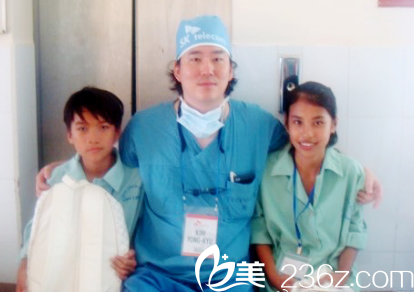 金勇圭院长与贫困地区儿童合影 金勇圭院长与贫困地区儿童合影