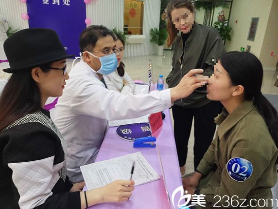 韩兴斌院长与美丽梦想秀参与者