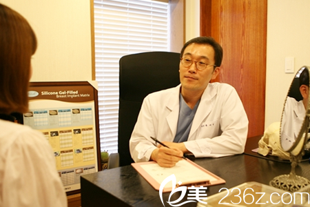 韩国omega整形外科医院柳在亿院长进行术前面诊 韩国omega整形外科医院柳在亿院长进行术前面诊