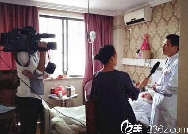 刘照文在病房接受媒体采访