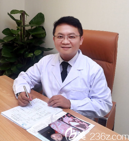 吕博士认真工作中 吕博士认真工作中