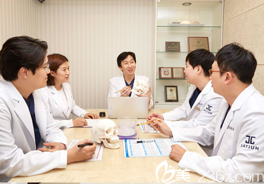 工作中的朴炯埈院长