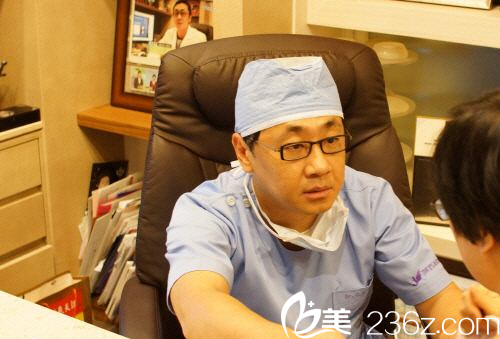 薛澈焕院长面诊中 薛澈焕院长面诊中