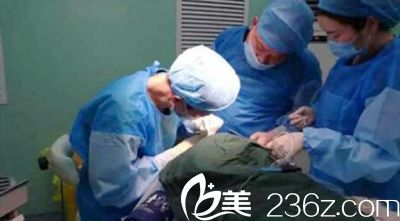 佳佳做隆鼻术中