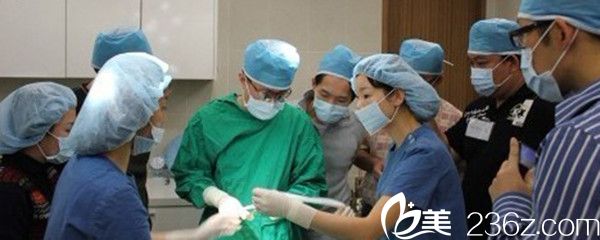 申枓翰院长手术中