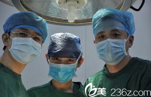 张保军院长在韩国与金孝宪同台手术