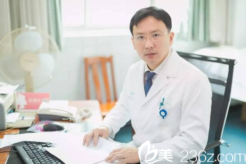 工作中的鲁峰 工作中的鲁峰