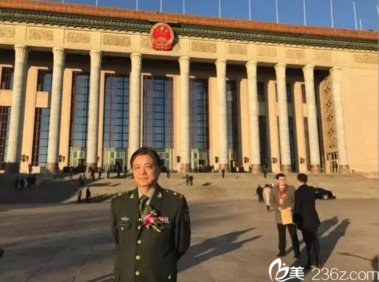 大会堂前的 大会堂前的