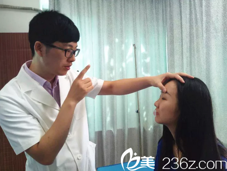 双眼皮术后一个月找张旭医生复诊 双眼皮术后一个月找张旭医生复诊