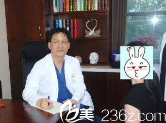 金东一为求美者面诊 金东一为求美者面诊