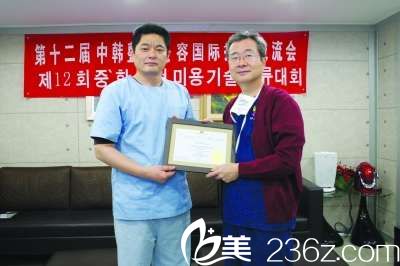 仝润泽应邀与“韩国鼻整形之父”<!--<i data=20240703-sp></i>-->博士同台手术 仝润泽应邀与“韩国鼻整形之父”<!--<i data=20240703-sp></i>-->博士同台手术