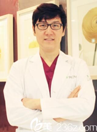 韩国丽颖整形外科严日准