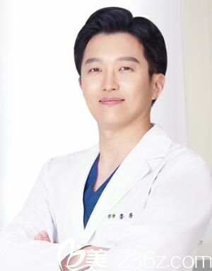 韩国星愿整形外科院长洪龙泽