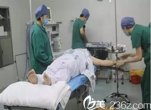 宜宾韩美医生正在准备吸脂手术