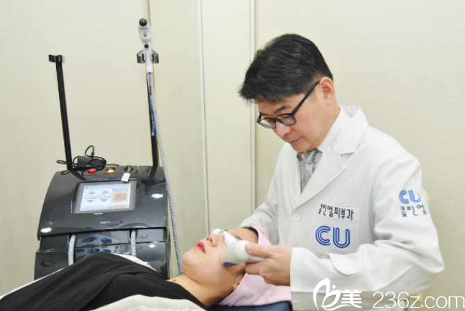 吴定埈院长施术中 吴定埈院长施术中