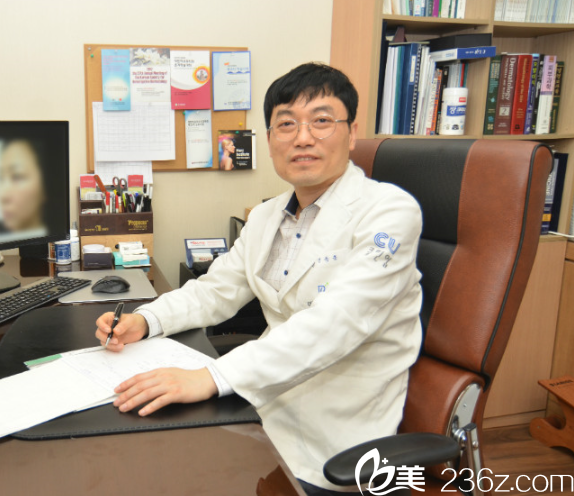 辛鐘勳院长办公中