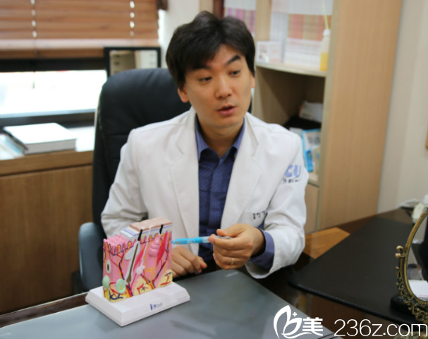 韩光洙院长为求美者分析皮肤问题 韩光洙院长为求美者分析皮肤问题
