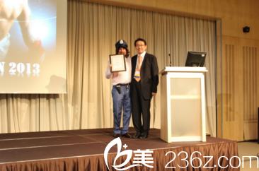 黄院长获奖合影