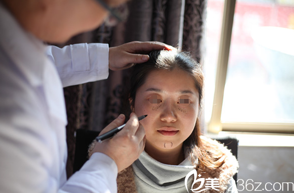 整形术前面部没有立体感 整形术前面部没有立体感