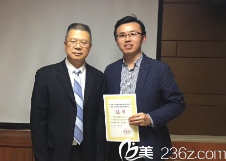 东莞美立方郑志敏医生参加学术论坛合影 东莞美立方郑志敏医生参加学术论坛合影