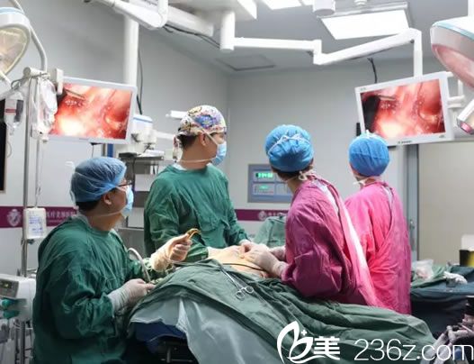 维多利亚刘中策内窥镜隆胸过程 维多利亚刘中策内窥镜隆胸过程